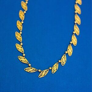 18 inch, Vintage Gold Tone Round Oval Leaves Unique Necklace - D41